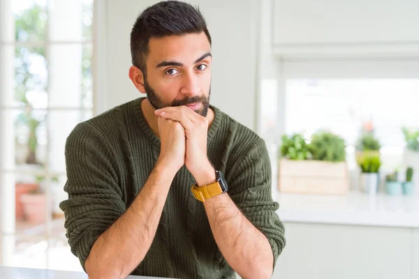 Un bell'uomo che pensa confuso al dubbio, che mette in dubbio un'idea — Foto Stock