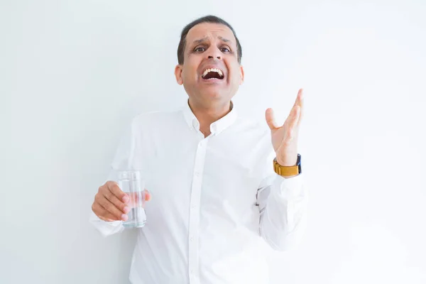 Μεσήλικες Που Πίνουν Ένα Ποτήρι Νερό Πάνω Από Λευκό Φόντο — Φωτογραφία Αρχείου