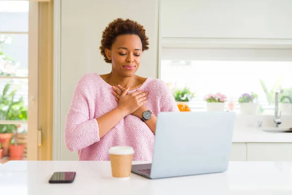 Mujer Afroamericana Joven Que Trabaja Usando Computadora Portátil Sonriendo Con — Foto de Stock