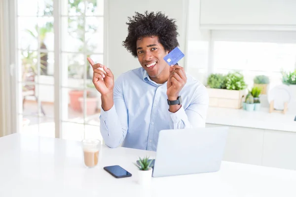 Афроамериканець Людина Використовуючи Ноутбук Покупки Інтернеті Кредитною Картою Дуже Щаслива — стокове фото