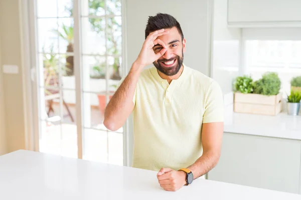 Hombre Hispano Guapo Casual Camiseta Amarilla Casa Haciendo Buen Gesto — Foto de Stock