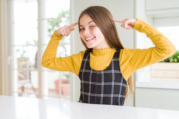 Junges Schönes Blondes Mädchen Das Hause Einen Lässigen Gelben Pullover — Stockfoto