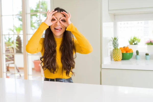 Jonge Mooie Vrouw Thuis Witte Tafel Doen Gebaar Als Verrekijker — Stockfoto