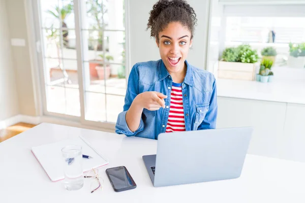 Joven Afroamericana Estudiante Mujer Usando Computadora Portátil Muy Feliz Señalando — Foto de Stock