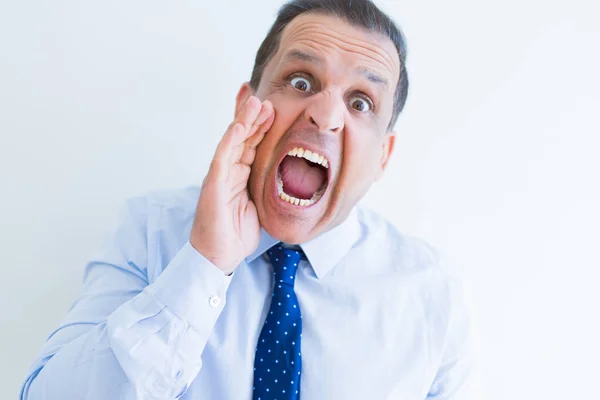 Hombre de mediana edad gritando loco con las manos sobre la boca sobre blanco w — Foto de Stock