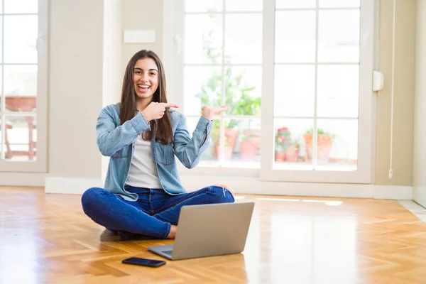 Gyönyörű Fiatal Padlón Keresztbe Lábak Segítségével Laptop Lenyűgözött Mosolyogva Hogy — Stock Fotó