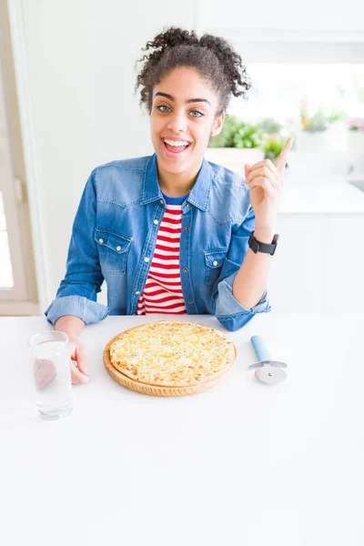 Junge Afrikanisch Amerikanische Frau Isst Hausgemachte Käsepizza Sehr Glücklich Und — Stockfoto