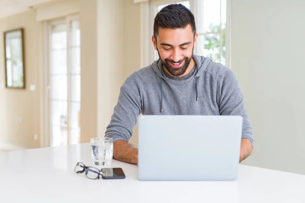Muž s úsměvem pracovat s počítačovým notebookem — Stock fotografie