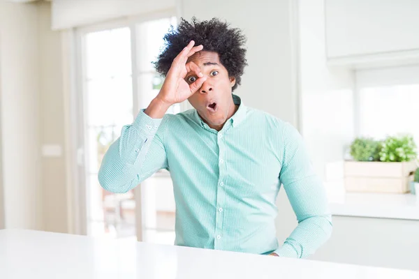 Homem Negócios Afro Americano Vestindo Camisa Elegante Fazendo Gesto Chocado — Fotografia de Stock