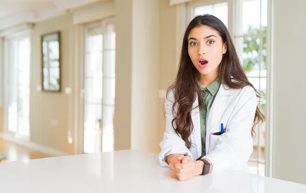Ung Kvinna Bär Medicinsk Rock Kliniken Som Terapeut Eller Läkare — Stockfoto