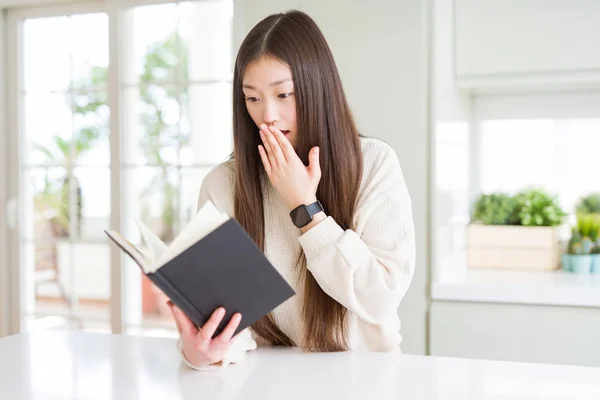 Hermosa Mujer Asiática Leyendo Libro Que Cubre Boca Con Mano — Foto de Stock