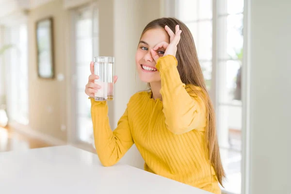 Vacker Ung Flicka Unge Dricker Ett Färskt Glas Vatten Med — Stockfoto