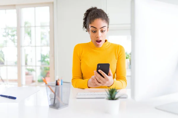 Jovem Afro Americana Trabalhando Usando Computador Smartphone Assustado Choque Com — Fotografia de Stock