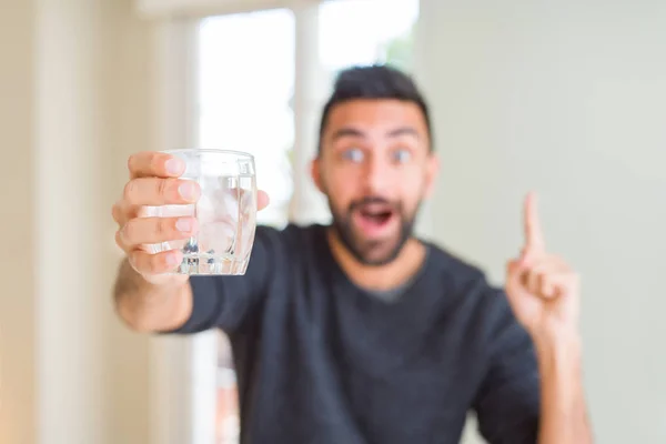 Bello Ispanico Che Beve Bicchiere Acqua Fresca Sorpreso Idea Una — Foto Stock