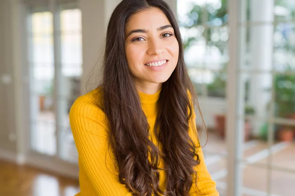 Schöne brünette Frau lächelt fröhlich, sieht glücklich und pos — Stockfoto