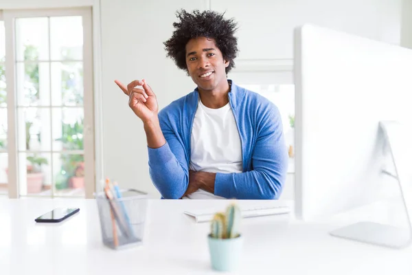 African American Man Die Werkt Met Behulp Van Computer Erg — Stockfoto