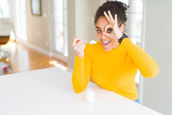 Молоді Афроамериканець Жінка Їсть Здорові Природні Йогурт Щасливою Особою Посміхаючись — стокове фото