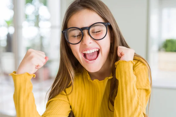 Vacker Ung Flicka Kid Glasögon Glada För Framgång Med Armar — Stockfoto