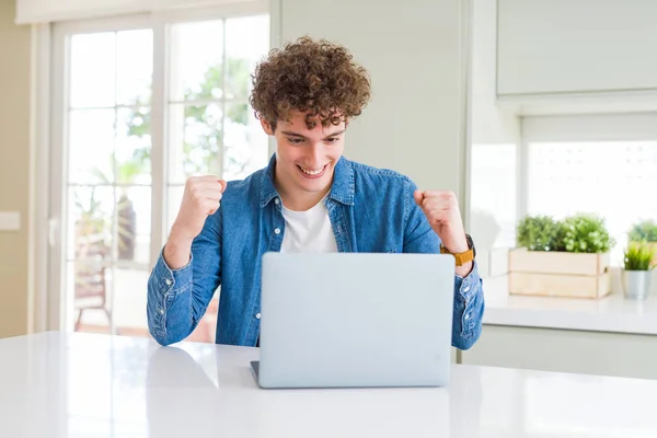 Jovem Usando Computador Portátil Gritando Orgulhoso Celebrando Vitória Sucesso Muito — Fotografia de Stock