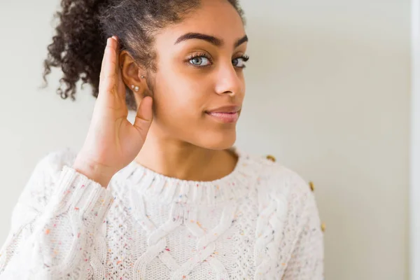 Vackra Unga Afroamerikanska Kvinna Med Afro Hår Casual Tröja Ler — Stockfoto