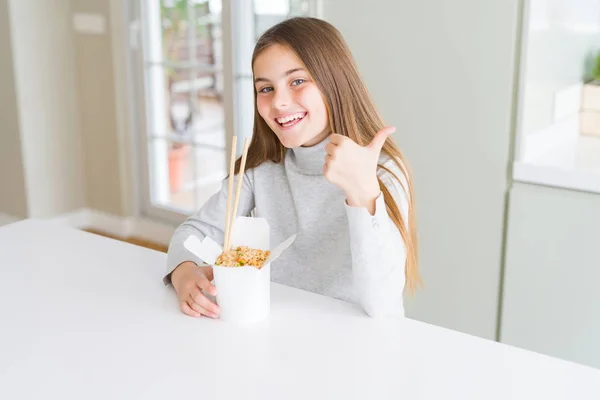 Hermosa Niña Comiendo Arroz Asiático Caja Entrega Feliz Con Una — Foto de Stock