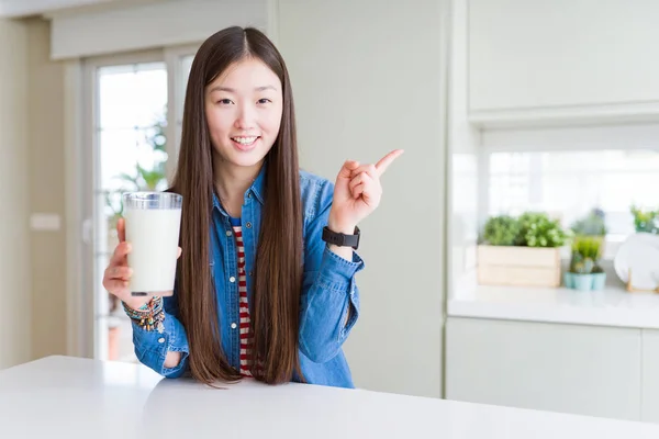 Hermosa Mujer Asiática Bebiendo Vaso Leche Fresca Muy Feliz Señalando —  Fotos de Stock