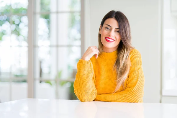 Mujer Hermosa Joven Con Suéter Invierno Casa Con Una Sonrisa — Foto de Stock