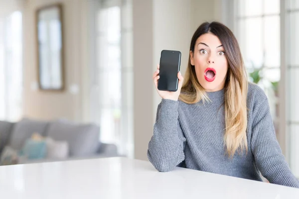 Jovem Mulher Bonita Mostrando Tela Smartphone Casa Assustada Choque Com — Fotografia de Stock