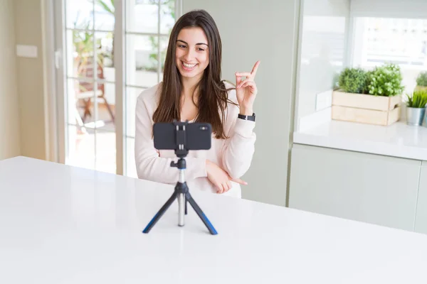 Όμορφη Νεαρή Γυναίκα Εγγραφή Βίντεο Selfie Smartphone Webcam Ένα Μεγάλο — Φωτογραφία Αρχείου