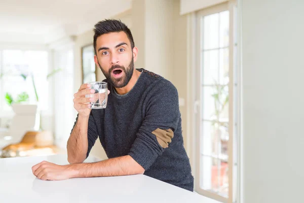 Knappe Spaanse Man Drinken Van Een Vers Glas Water Bang — Stockfoto