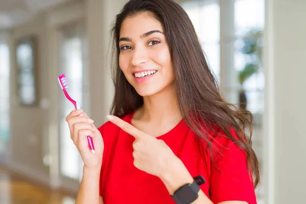 Молода Жінка Тримає Зубну Щітку Дуже Щасливою Вказуючи Рукою Пальцем — стокове фото
