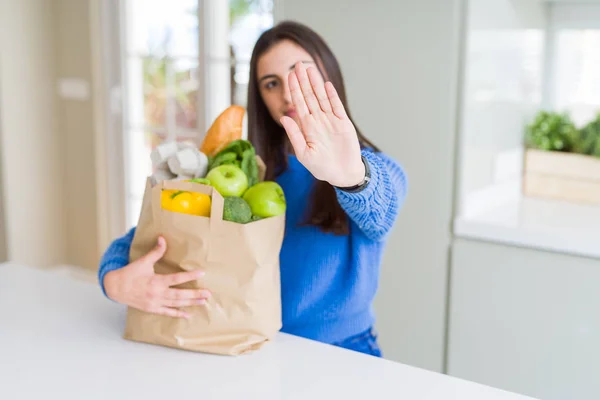 Mooie Jonge Vrouw Houden Papieren Zak Vol Gezonde Boodschappen Met — Stockfoto