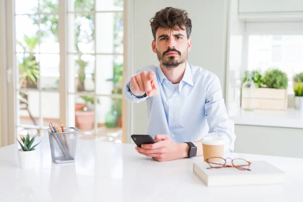 Junger Geschäftsmann Mit Smartphone Sendet Eine Nachricht Die Mit Dem — Stockfoto