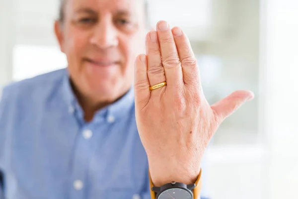 Zbliżenie Ręce Człowieka Wyświetlono Ring Sojuszu — Zdjęcie stockowe