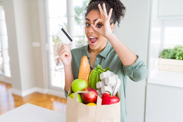 Joven Afroamericana Chica Sosteniendo Bolsa Papel Comestibles Tarjeta Crédito Como — Foto de Stock