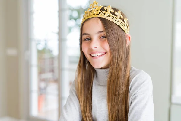 Schönes Junges Mädchen Das Eine Goldene Krone Als Prinzessin Aus — Stockfoto