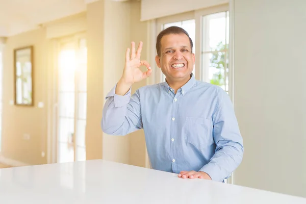 Hombre Mediana Edad Sentado Casa Sonriendo Positiva Haciendo Signo Con — Foto de Stock