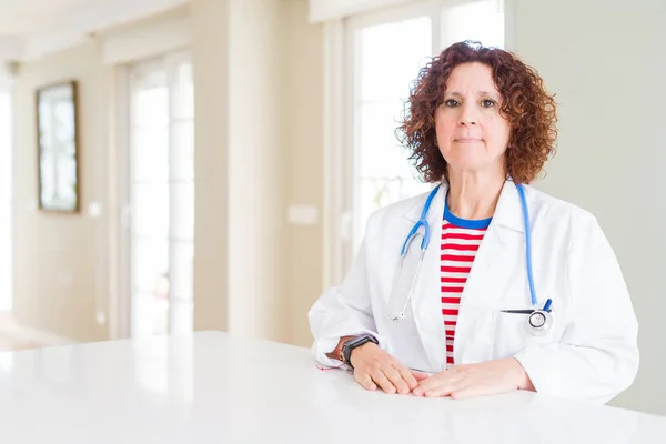 Senior Doctor Vrouw Het Dragen Van Medische Gewaad Kliniek Ontspannen — Stockfoto