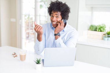 Afro-Amerikan iş adamı telefonda gururla çığlık ve zafer ve başarı çok heyecanlı, duygu tezahürat kutluyor konuşuyor