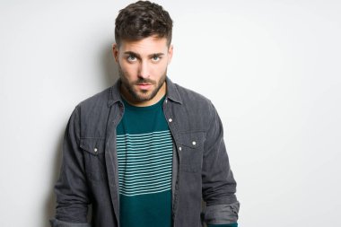 Yakışıklı delikanlı possing ve modelleme gri izole arka plan üzerinde