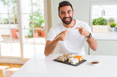 Yakışıklı adam gülümseyen mutlu zevk taze renkli Asya 