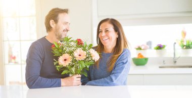 Çiçek evde aşık holding romantik orta yaş kaç