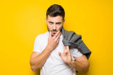 Yakışıklı delikanlı possing ve izole sarı arka plan üzerinde modelleme