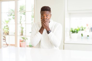 Afro-Amerikan yakışıklı beyaz tablosundaki hata için ellerle ağız kapsayan şok. Gizli kavramı.