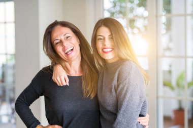 Güzel aile anne ve kızı birlikte, sarılma ve kı