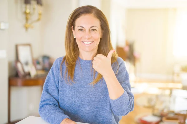 Mulher Meia Idade Bonita Casa Fazendo Polegares Felizes Até Gesto — Fotografia de Stock