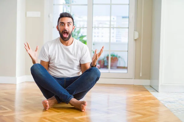 Knappe Spaanse Man Dragen Casual Shirt Zittend Vloer Thuis Vieren — Stockfoto