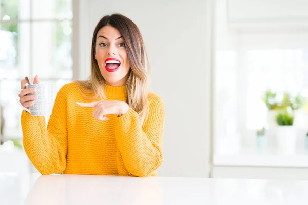 Giovane Bella Donna Che Beve Una Tazza Caffè Casa Molto — Foto Stock