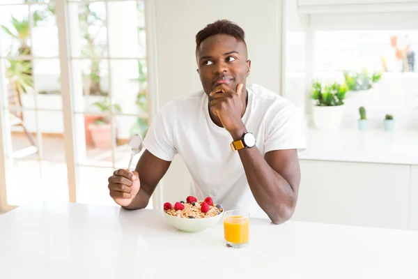 Mladý Africký Američan Jíst Zdravé Snídaně Dopoledních Hodinách Vážný Obličej — Stock fotografie