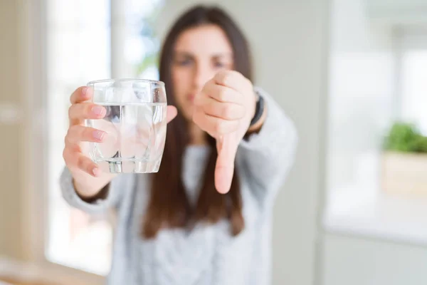 Schöne Junge Frau Trinkt Ein Frisches Glas Wasser Mit Wütendem — Stockfoto